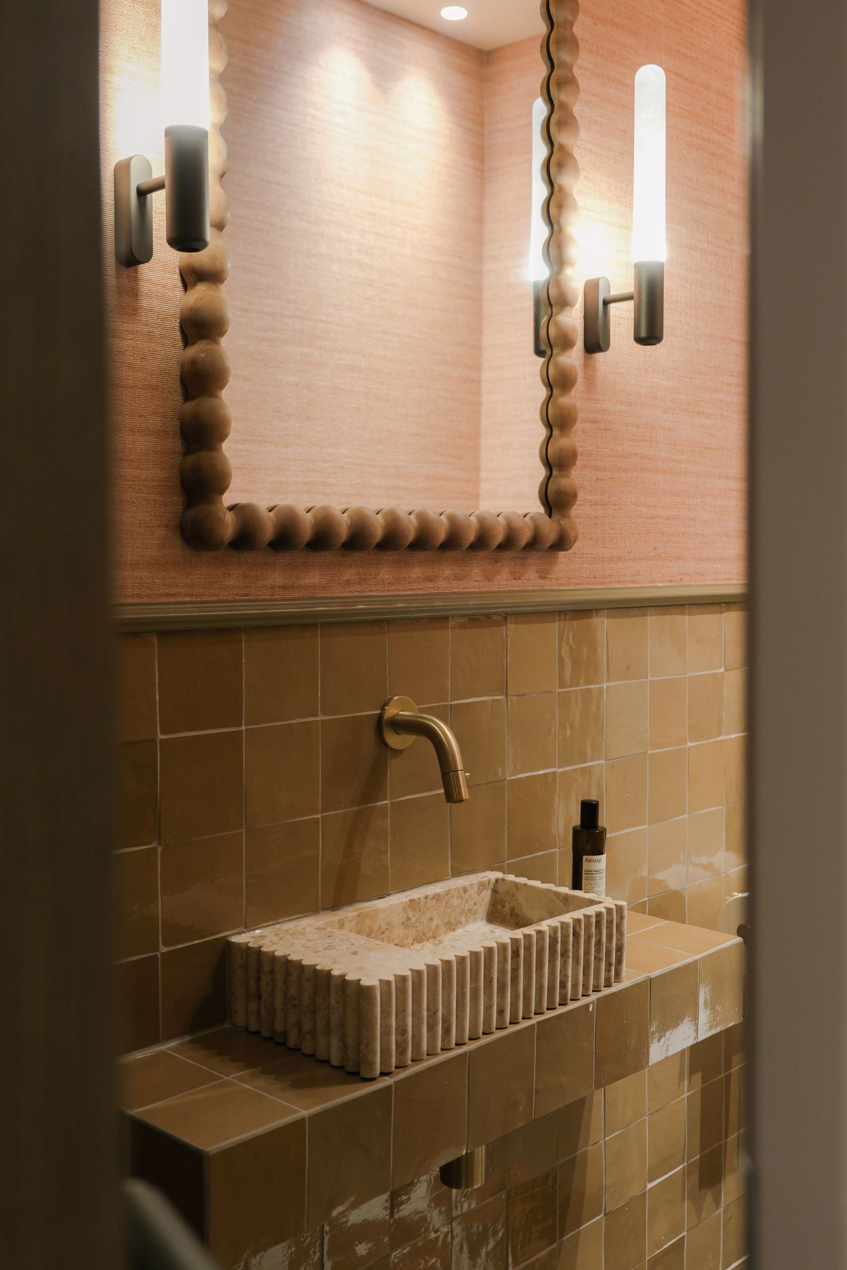 Luxe toilet in interieurontwerp van Studio Kabel met unieke details, hoogwaardige materialen en verfijnde afwerking